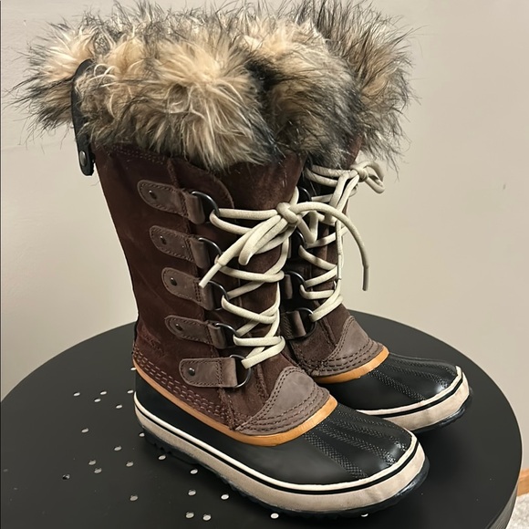 sorel joan of arctic tobacco sudan brown Women's Waterproof Boot Size 10 Product Details 1308891256 Product Description Leather Imported Rubber sole Shaft measures approximately 11.5 from arch Heel measures approximately 1 Faux fur cuff Removable SOREL 'Joan of Arctic' Waterproof
